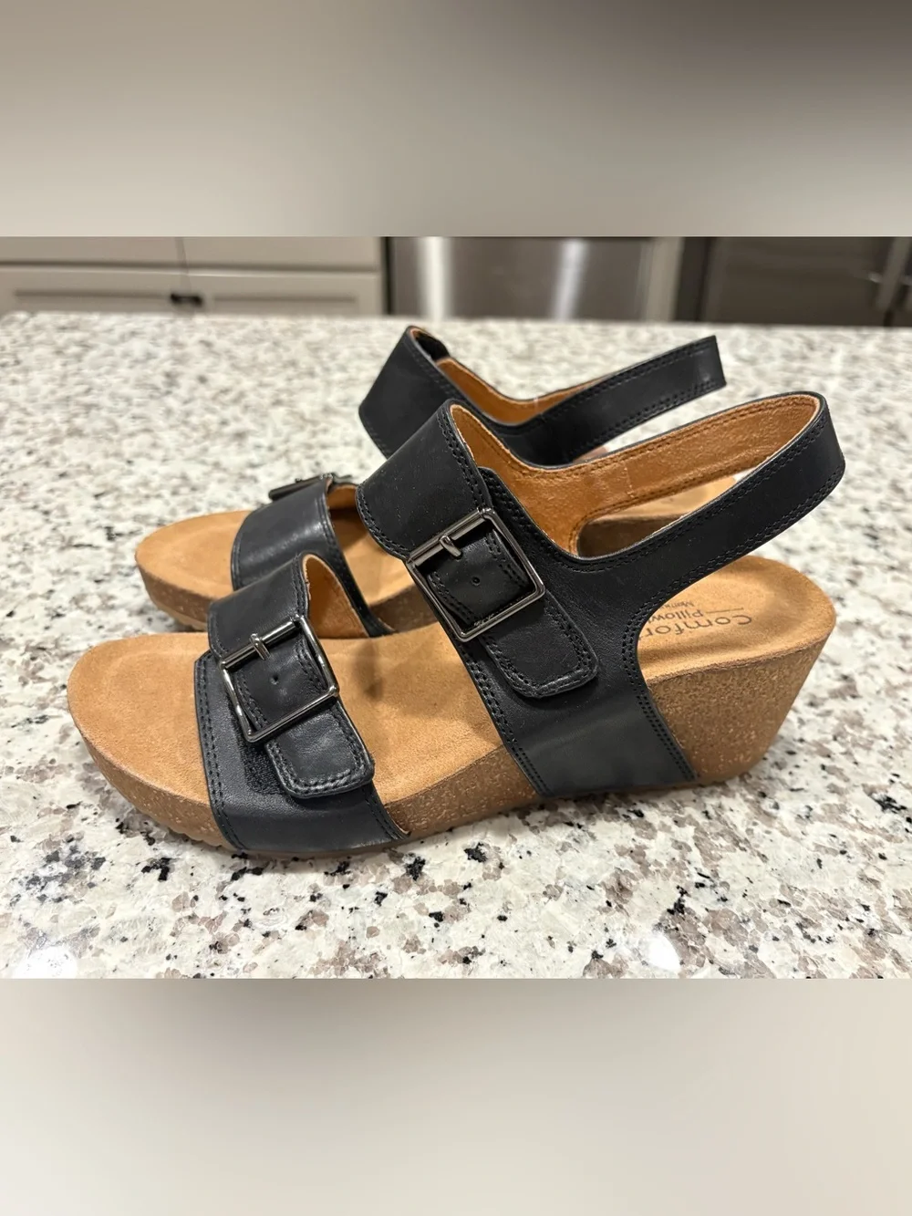 NEW Comfortiva Erlina Wedge Sandal Black Leather Heel Buckle Women’s Size 8 M